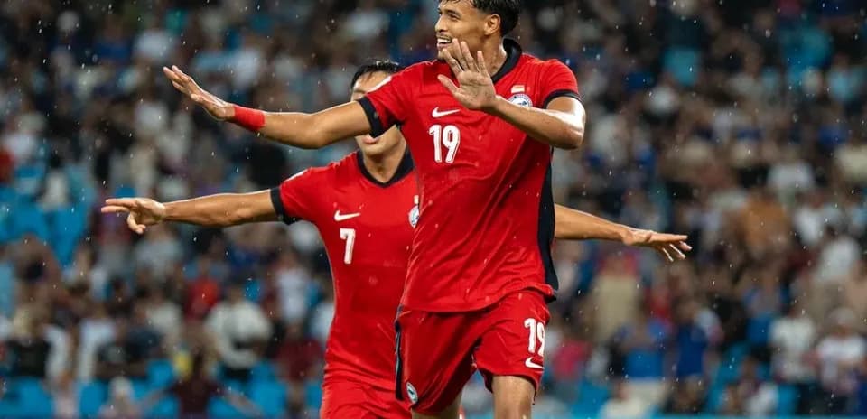 Futbolchi goli bilan nishonlayotgan o'yinchilar
