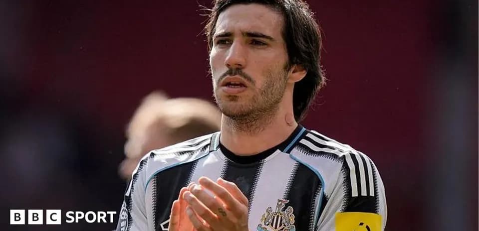 Futbolchi maydonda qo'llarini ko'targan