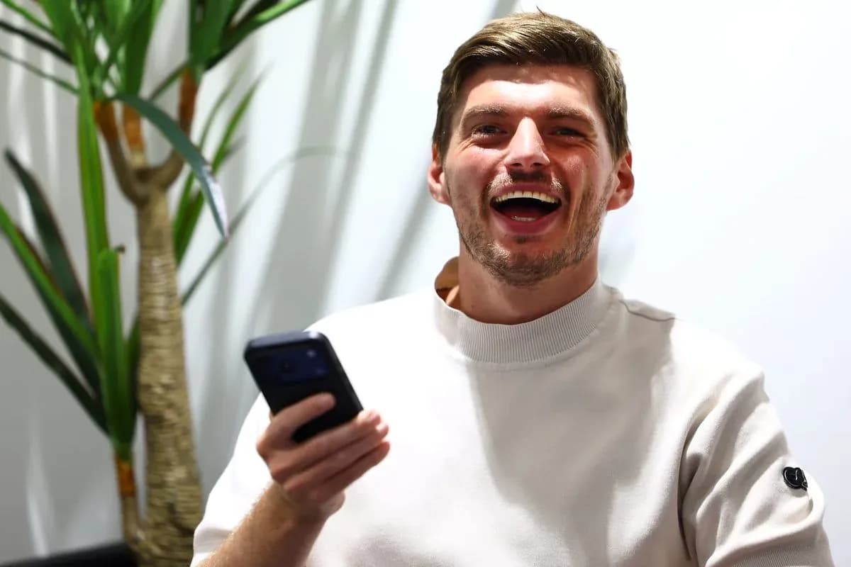 Yigit telefon ushlab, kulayotgan odam