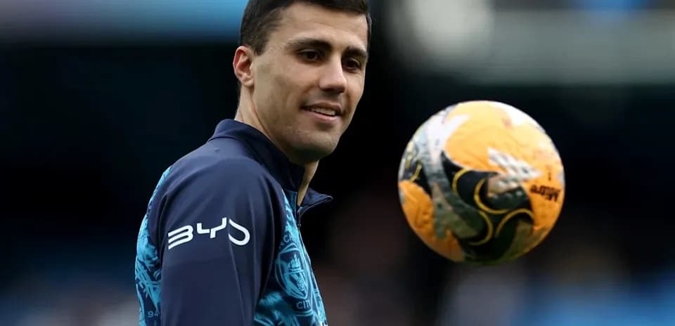Futbol to'pi bilan shug'ullanayotgan futbolchi