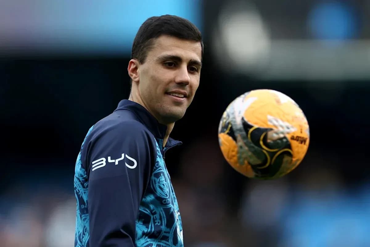 Futbol to'pi bilan shug'ullanayotgan futbolchi