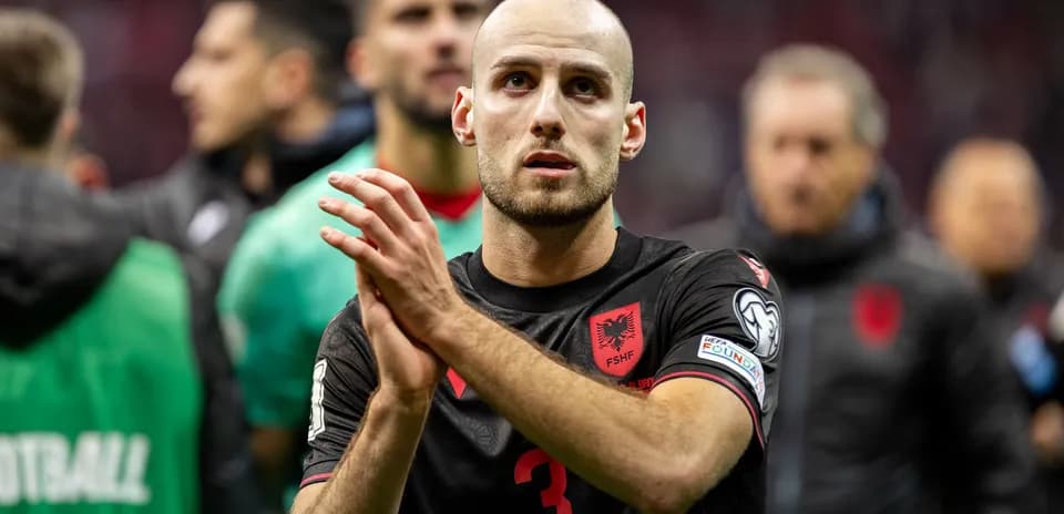 Futbolchi o'yin tugagandan keyin qo'l qovushtirmoqda