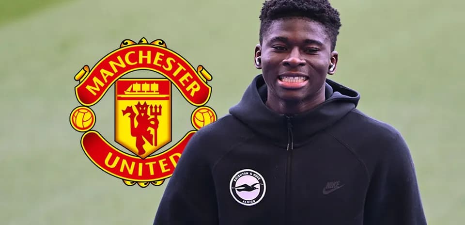 Futbolchi Manchester United logosi bilan kulayotgan