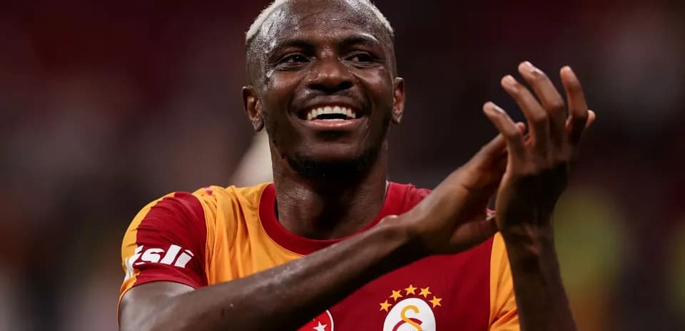 Futbolchi olqish berayotgan Galatasaray formasida