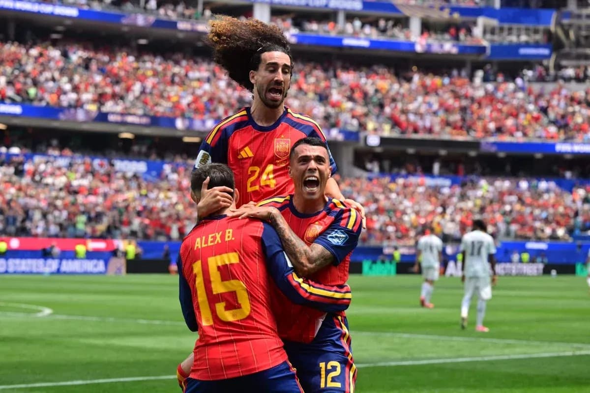 Ispaniya futbolchilari gol urishidan keyin nishonlamoqda