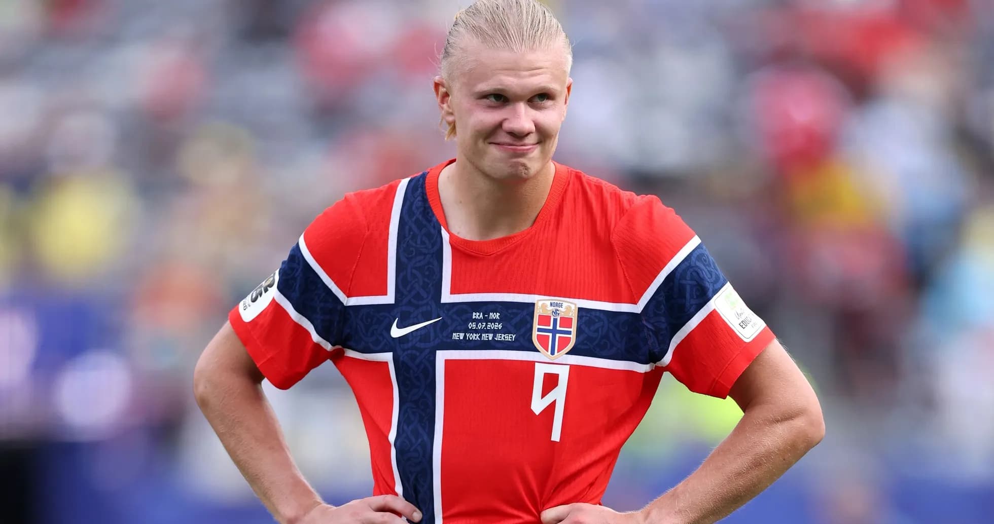 Futbolchi Norvegiya formasi bilan maydonda