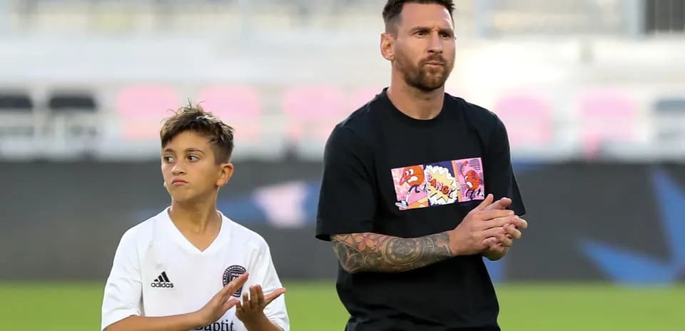 Messi and a child clapping during warm-up