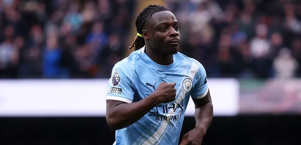 Futbolchi maydonda gollarni nishonlayapti