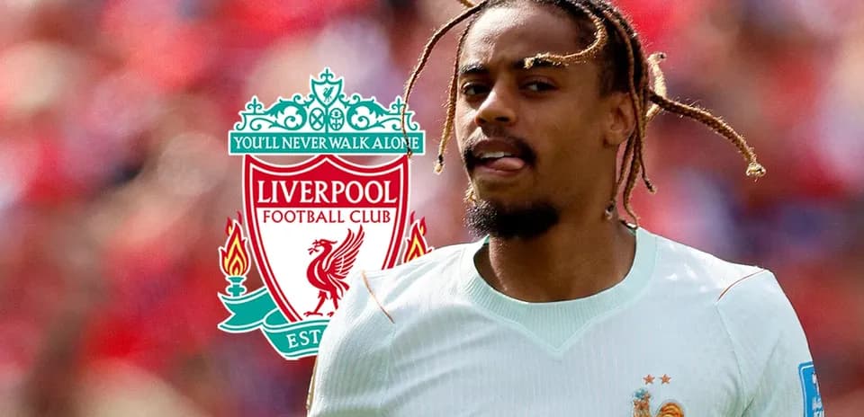 Futbolchi Liverpool logosi oldida harakatda