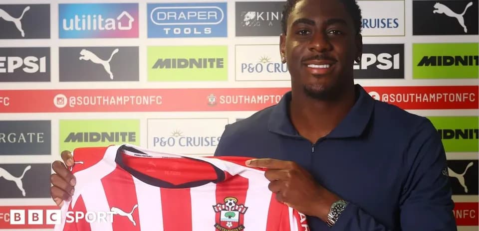 Yangi futbolchi Southampton FC formasini ushlab turibdi