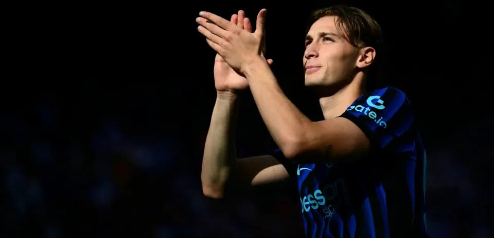 Futbolchi qo'llarini clapping holatida ko'tarib turibdi
