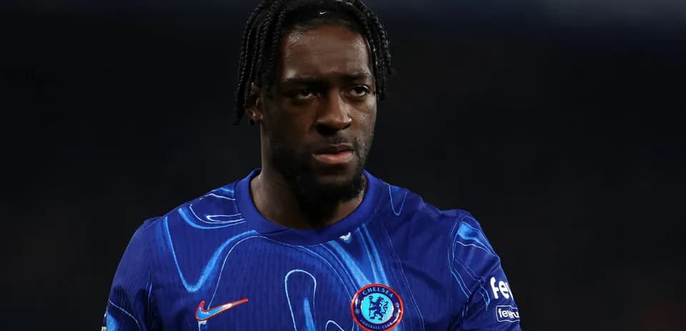 Futbolchi Chelsea formasida o'yin davomida