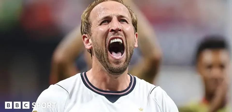 Futbolchi o'yin davomida baqirayotgan holatda