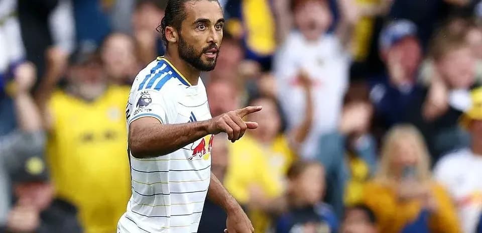 O'yinchi gol urishdan keyin muxlislarga ishora qilmoqda