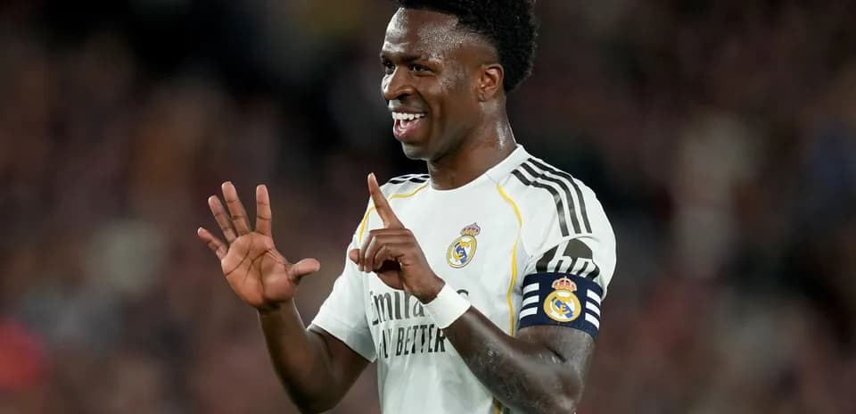 Futbolchi Vinicius Junior maydonda raqamlari bilan