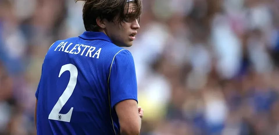 Futbolchi Palestra raqamli formasi bilan maydonda