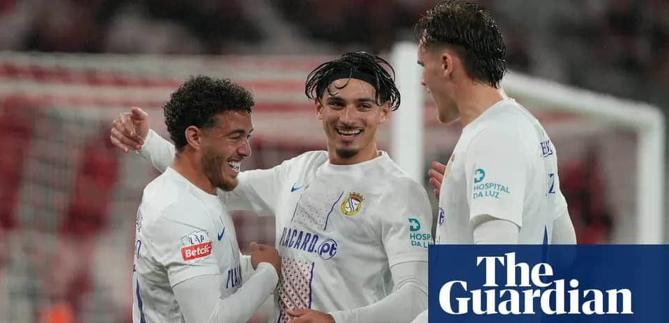 Futbolchilar g'alaba bilan quchoqlashmoqda