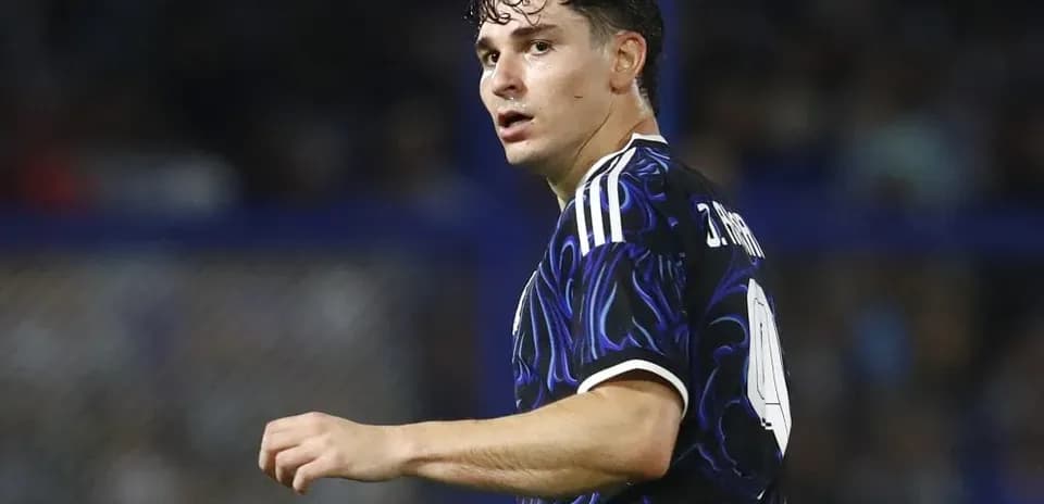 Futbolchi maydonda harakat qilmoqda