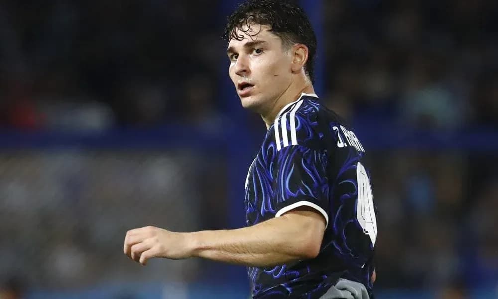 Futbolchi maydonda harakat qilmoqda