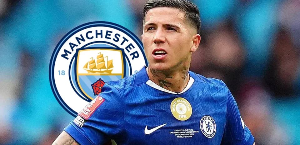 Futbolchi Chelsea formasida Manchester City logosi orqasida