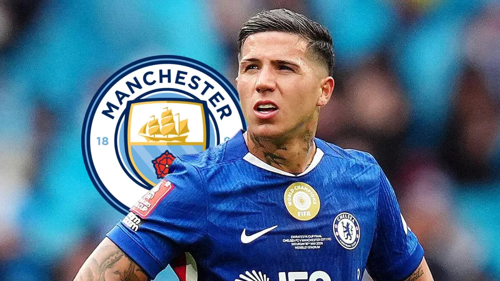 Futbolchi Chelsea formasida Manchester City logosi orqasida