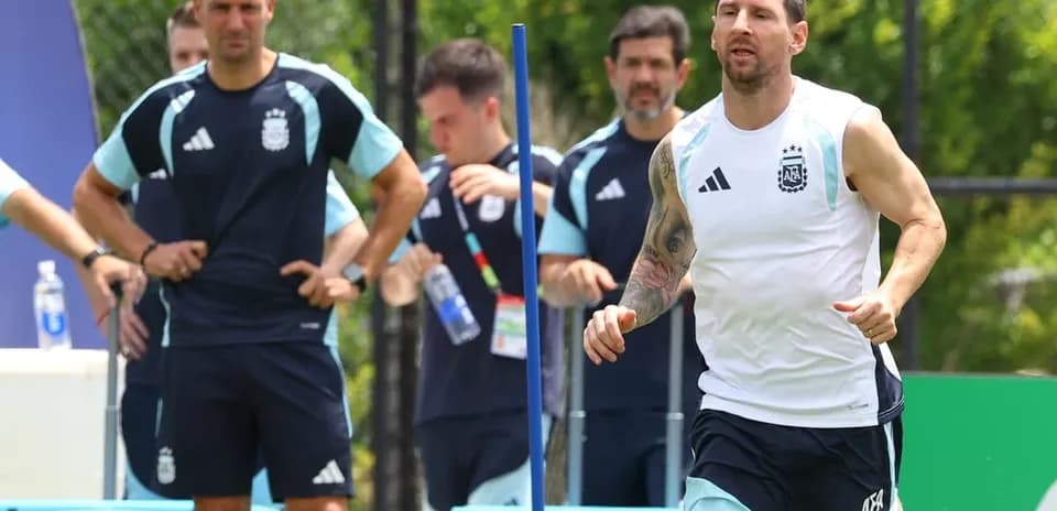 Lionel Messi running during Argentina training session
