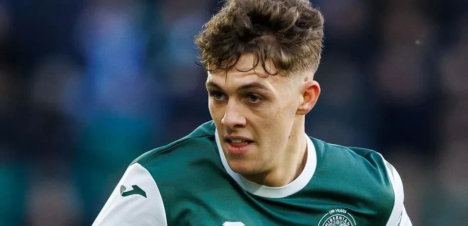 Futbolchi Hibernian formasi bilan maydonda harakatda