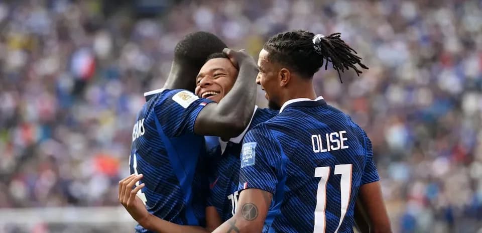 Fransiya futbolchilari bir-biriga quchoqlashmoqda