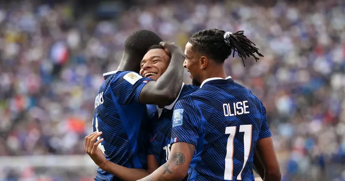 Fransiya futbolchilari bir-biriga quchoqlashmoqda