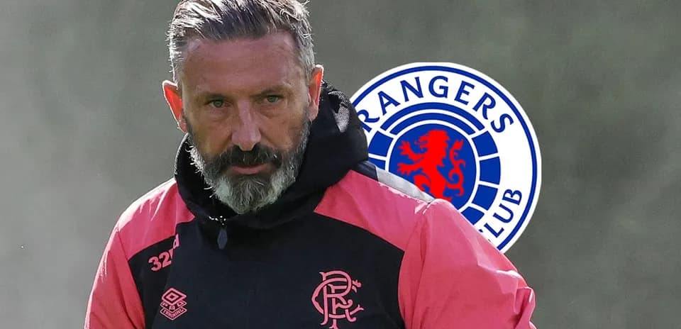 Murabbiy o'quv mashg'ulotida, Rangers logosi orqa fonda