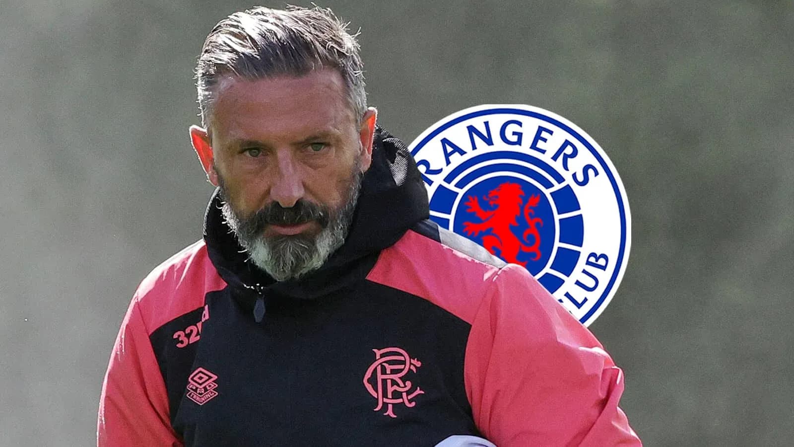 Murabbiy o'quv mashg'ulotida, Rangers logosi orqa fonda