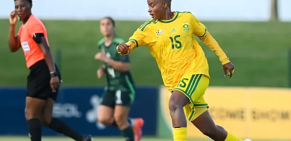 O'yin davomida qizil futbol formasi kiygan hakam