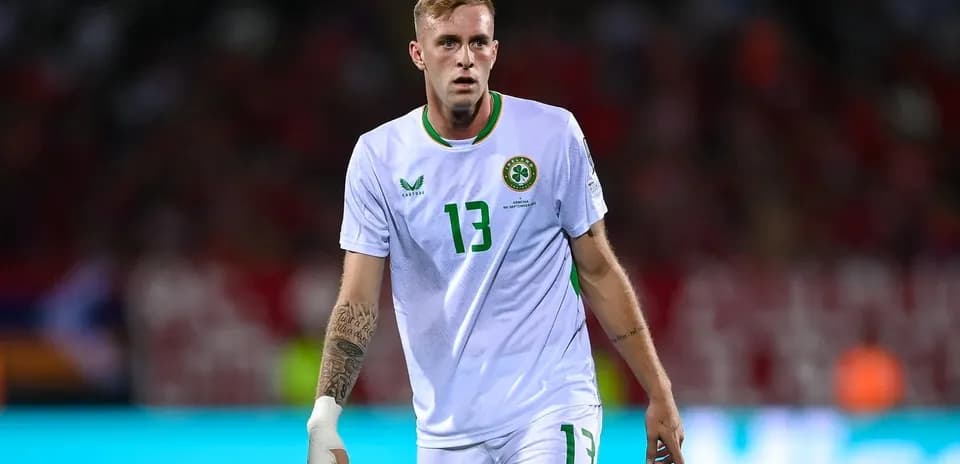 Futbolchi o'yinda, oq forma kiygan