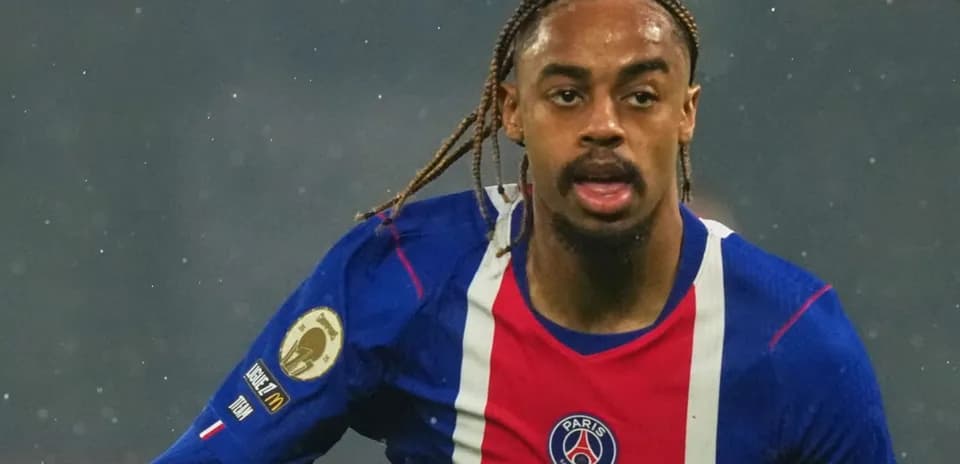 Futbolchi PSG formasida maydonni kesib o'tmoqda