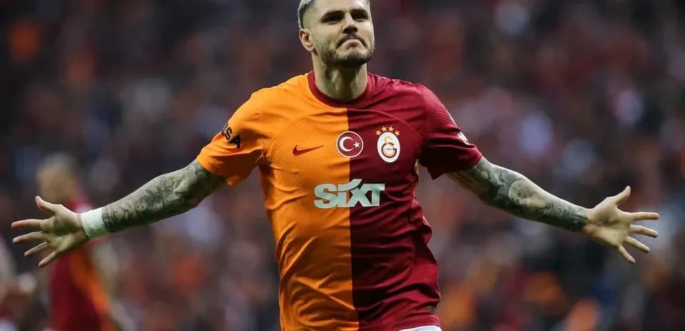 Futbolchi gol urganidan keyin quchog'ini ochgan