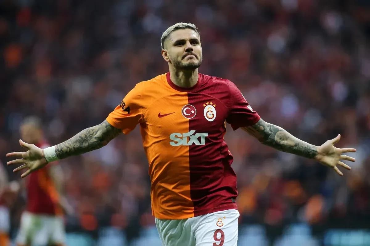 Futbolchi gol urganidan keyin quchog'ini ochgan Futbolchi gol urganidan keyin quchog'ini ochgan
