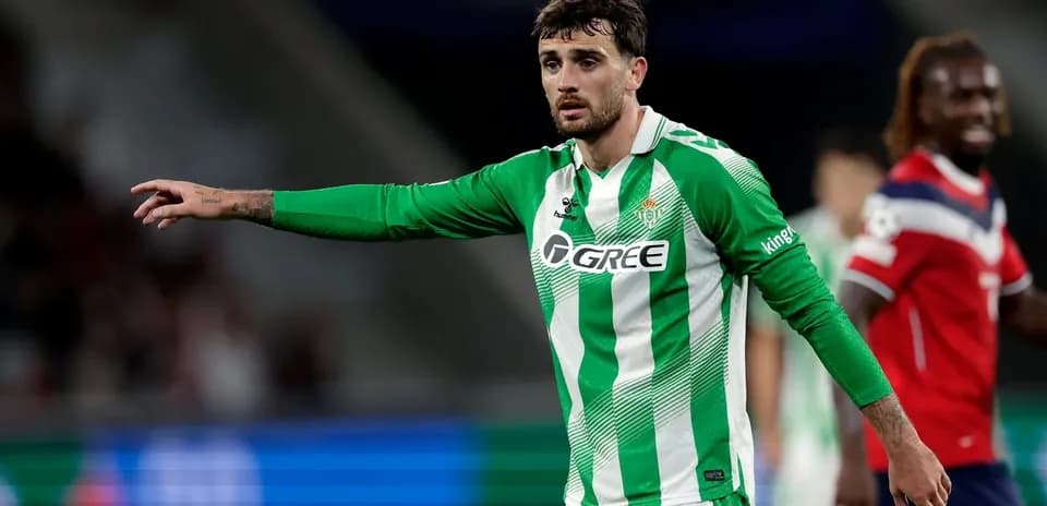 Futbolchi maydonda harakat qilmoqda, Real Betis formasi