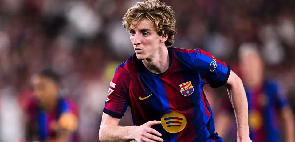 Futbolchi Barcelona formasida maydonda harakatda