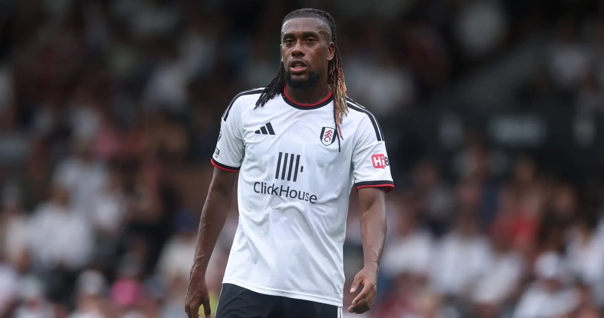 Futbolchi Fulham formasida maydonda turibdi