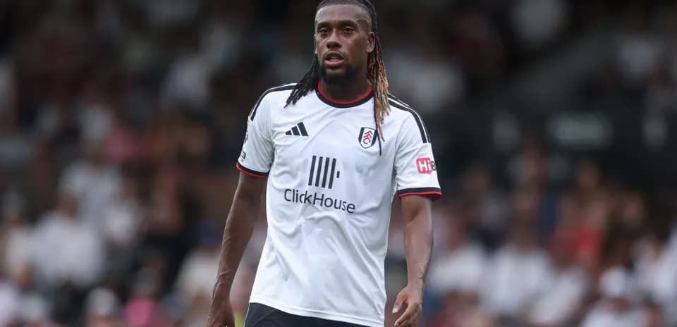Futbolchi Fulham formasida maydonda turibdi