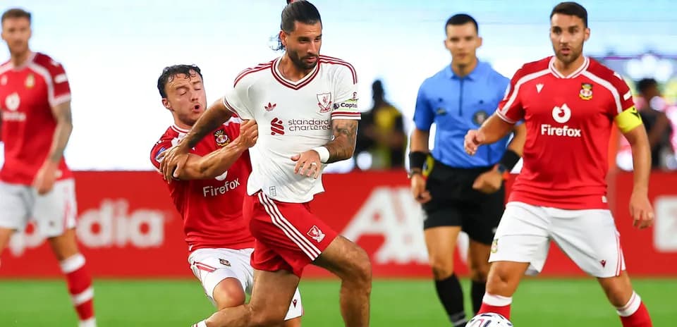 Futbol o'yinida ikki o'yinchi kurashmoqda
