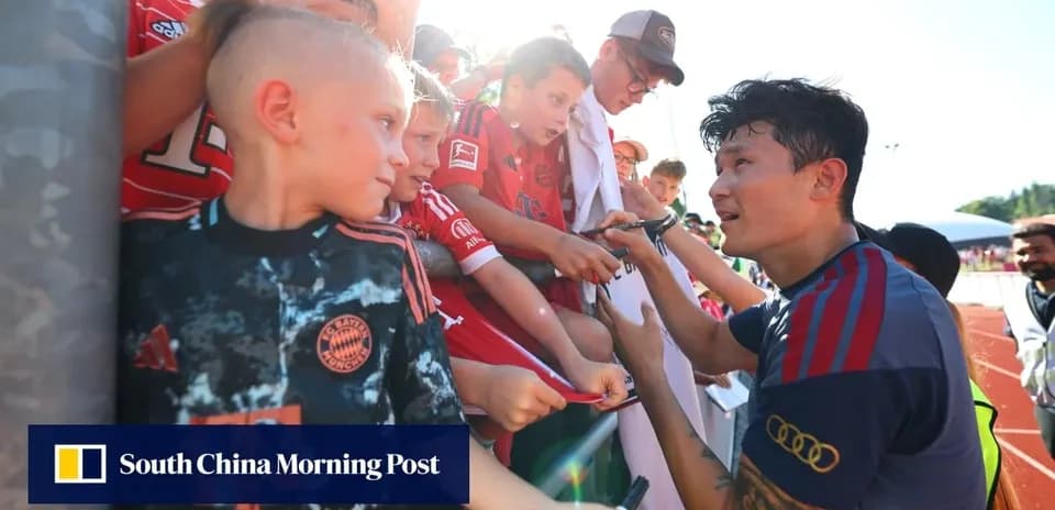 Futbolchi bolalar bilan muxlislar orasida muloqot qilmoqda