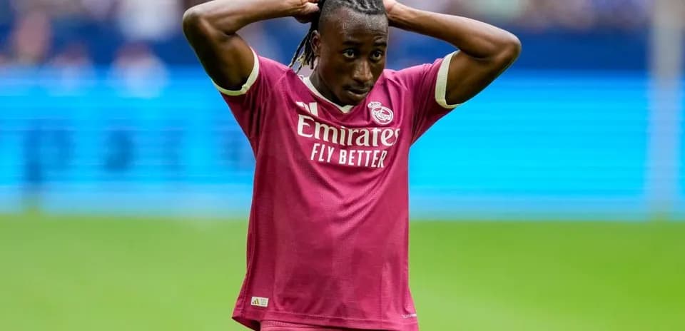 Futbolchi Real Madrid formasida maydonda turibdi