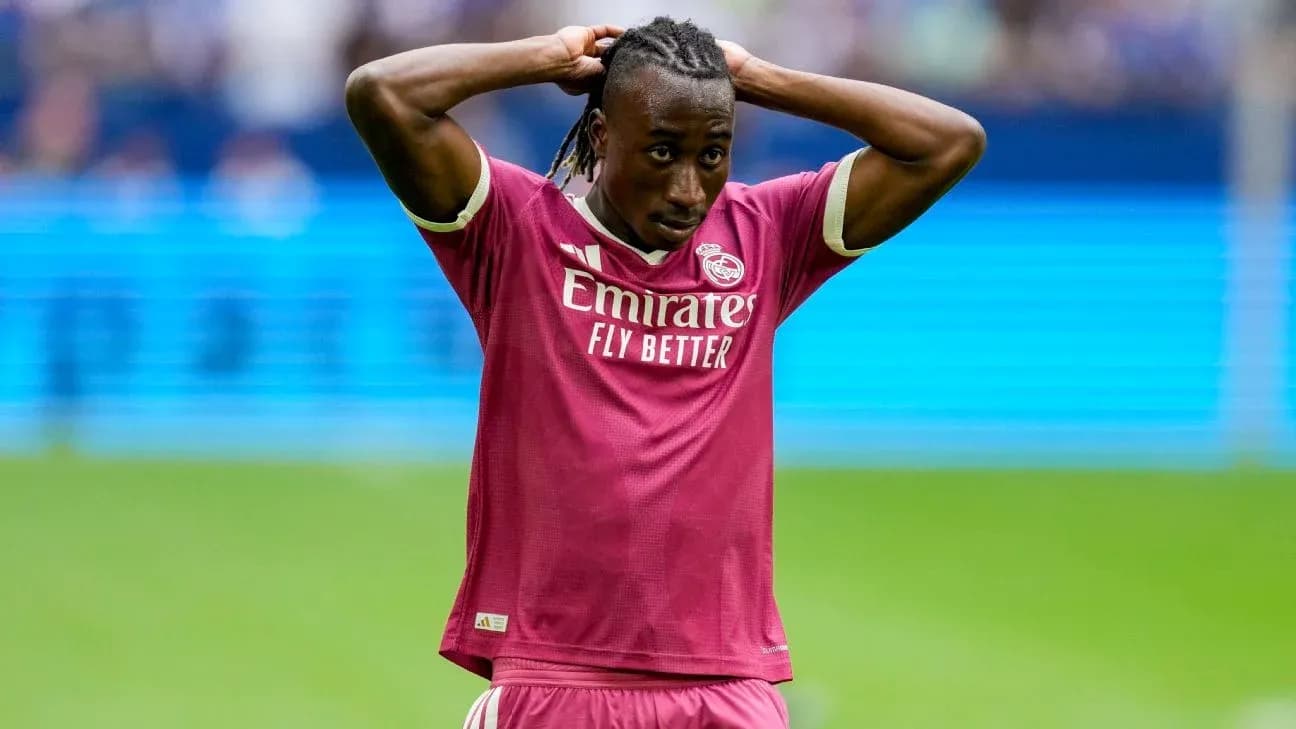 Futbolchi Real Madrid formasida maydonda turibdi