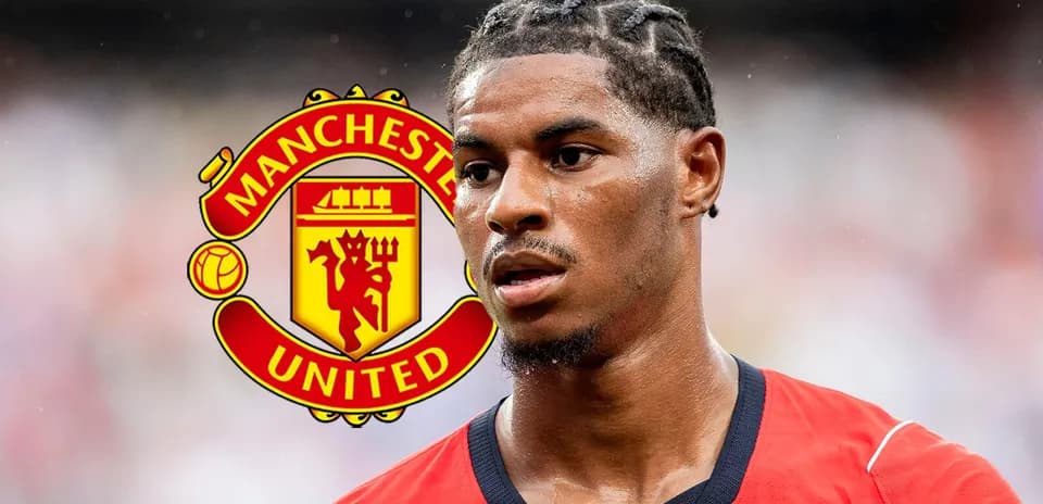 Futbolchi Manchester United formasida, emblemi ortida