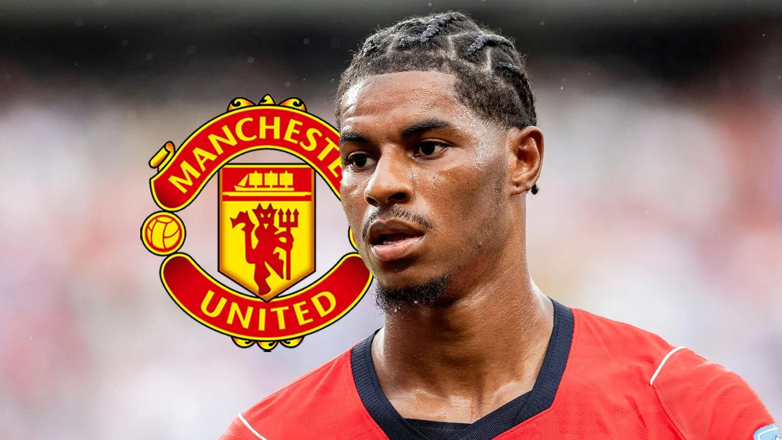 Futbolchi Manchester United formasida, emblemi ortida