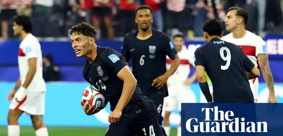 Futbol o'yinida raqibga qarshi hujum qilayotgan o'yinchi
