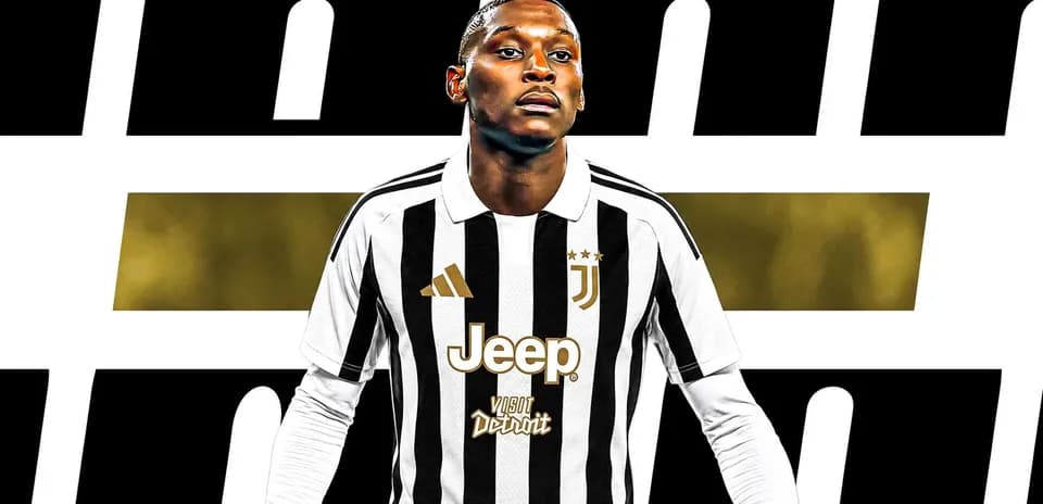 Futbolchi Juventus formasi bilan pozada turibdi