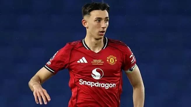 Futbolchi Manchester United formasi bilan maydonda