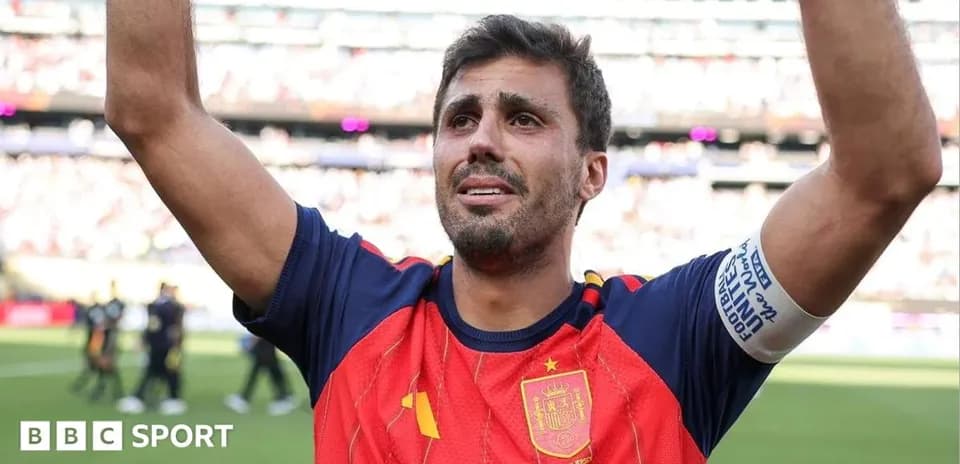Futbolchi Ispaniya formasi bilan maydonda